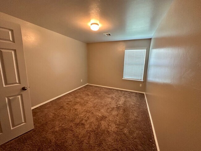 Building Photo - 3 bed 2 bath in Mustang- Move in Special!