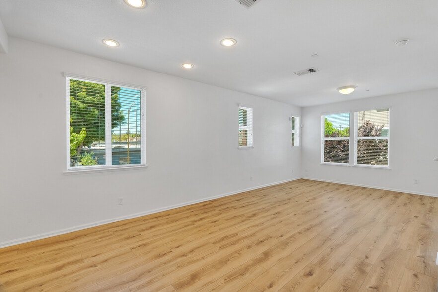Building Photo - 999 Alta Mar Ter