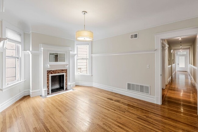 Building Photo - Stylish Top-Floor Two Bedroom and One and ...