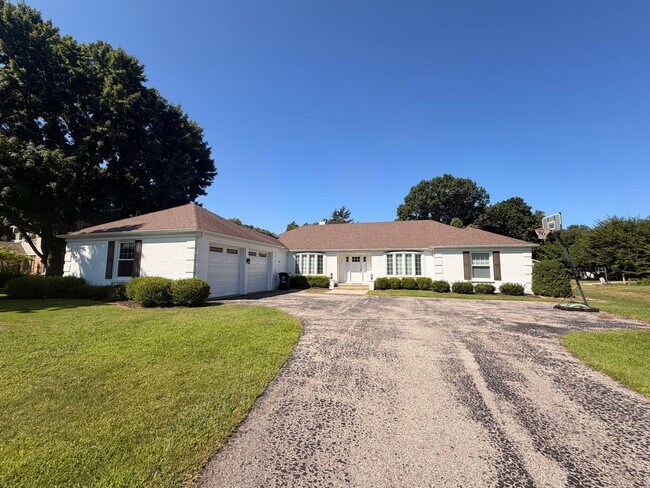 Building Photo - Forest Hill Schools - executive home