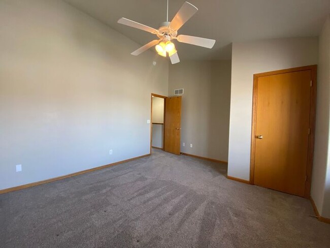 Building Photo - $1,600 | 2 Bedroom, 2.5 Bathroom Townhouse...