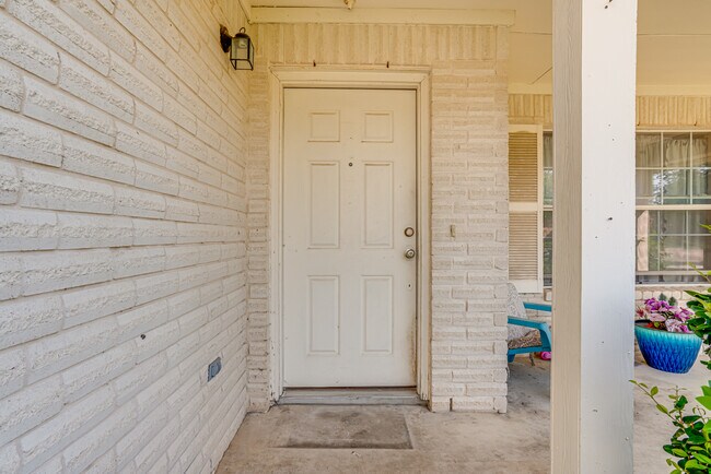 Building Photo - 549 Roadrunner Ave