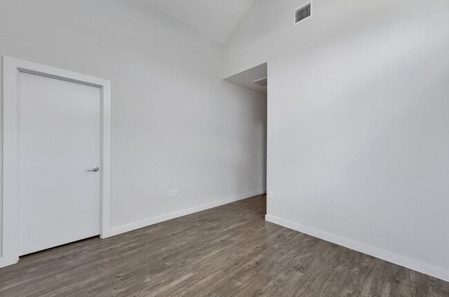 Building Photo - 801 N Bluff Dr