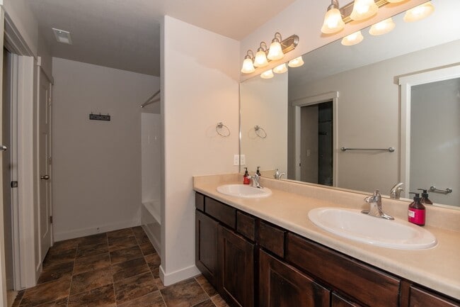 Building Photo - Beautiful Home in Midvale!