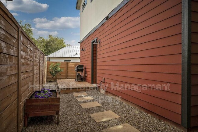 Building Photo - 1417 E Crockett St