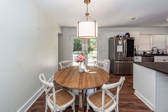Building Photo - 3 Bedroom 2 Bath Home in West Ashley Plant...