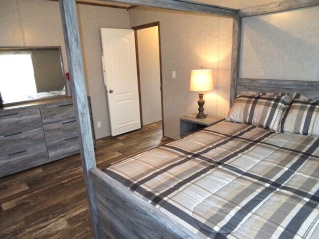 Building Photo - University Estates 63