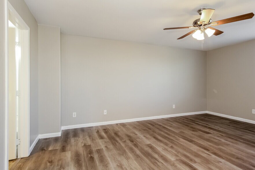 Building Photo - 18405 W Sunnyslope Ln