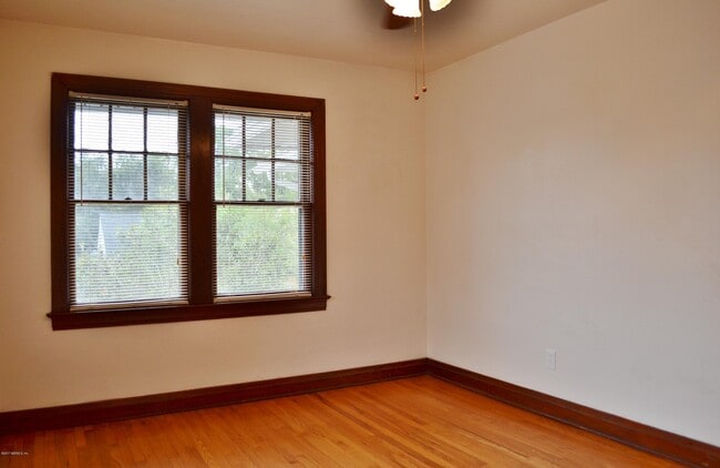 Building Photo - 2557 Dellwood Ave