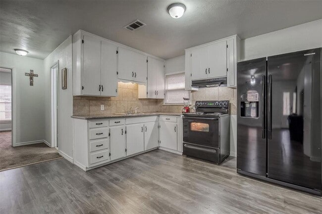 Building Photo - Recently Remodeled 3-Bedroom Home with Gat...