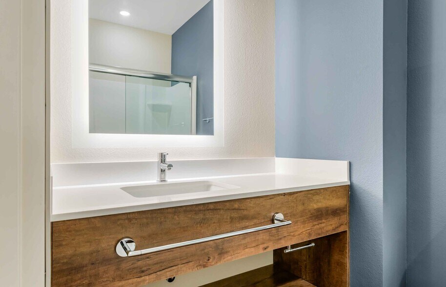 Building Photo - Furnished Studio-Phoenix - Chandler - Airport