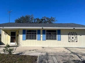 Building Photo - Beautiful 3/2 with pool in South Daytona