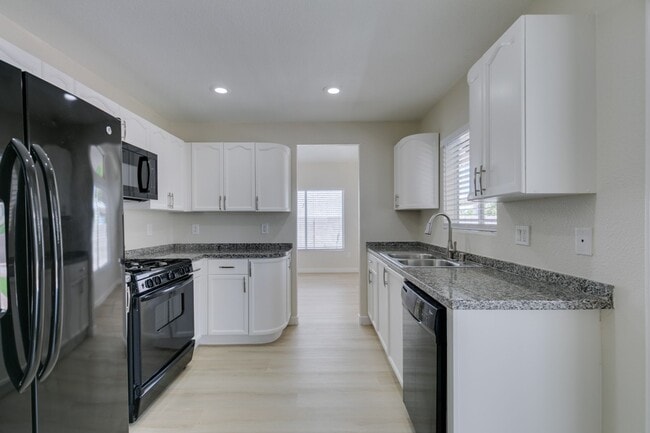 Building Photo - Stunning 3 Bedroom, 2.5 Bathroom Home in E...