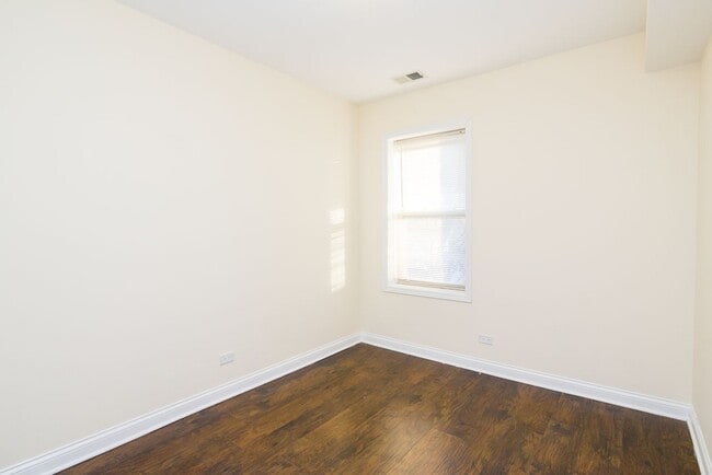 Building Photo - 4715 W Cornelia Ave