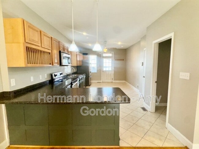 Building Photo - 2145 Victor St