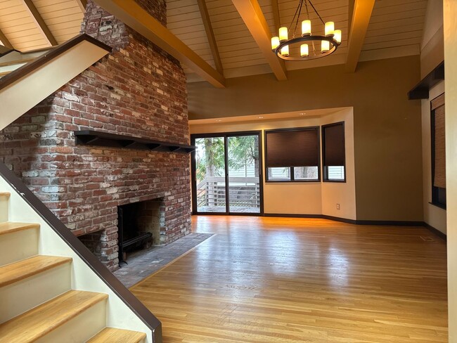 Building Photo - Exquisite 4 Bed, 2.5 bath in Bellevue with...