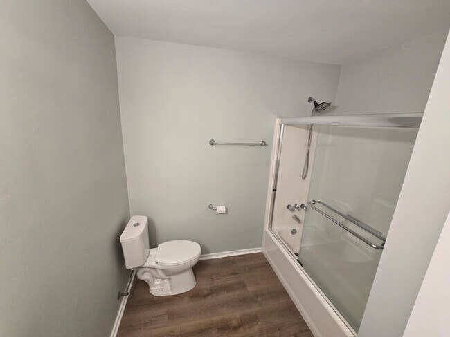 Building Photo - 1739 River Front Dr