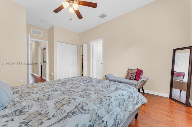 Building Photo - 8844 S Isles Cir