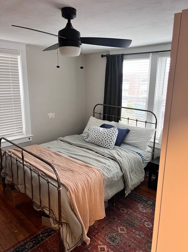 Building Photo - Charming Reynolds Ave Rental – Spacious Yard, Stylish Kitchen, Great Location