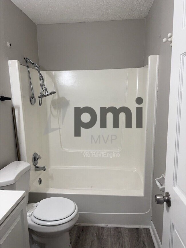 Building Photo - 822 Whitethorne Ave