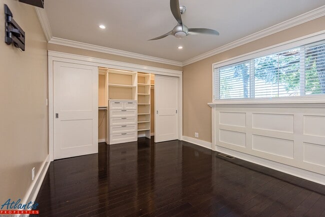 Building Photo - Gorgeous Home | Remodeled | Desirable Location