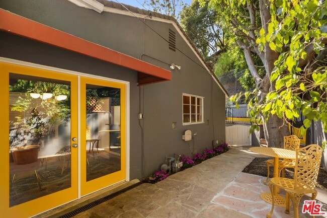 Building Photo - 2867 Beachwood Dr