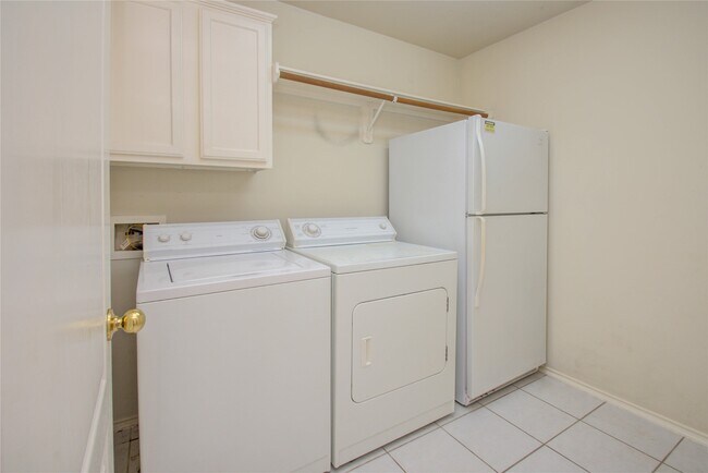 Building Photo - 411 Green Stone Ct