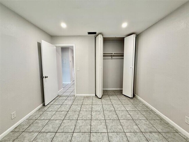 Building Photo - 511 W Kalmia Dr