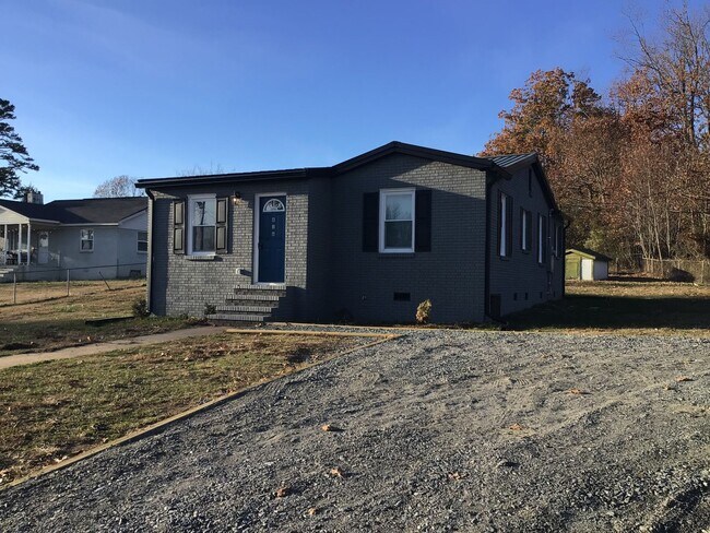 Building Photo - MOVE-IN SPECIAL! $250 off 1st full month's rent with move-in by 3/31/26!!!