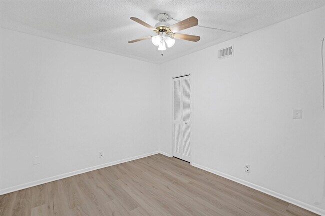 Building Photo - 5140 SW 40th Ave