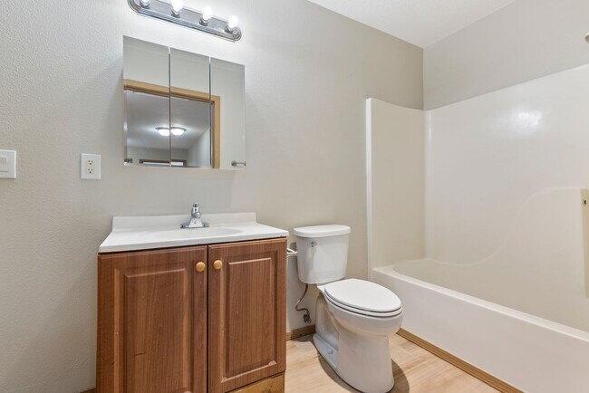 Building Photo - 5Bed/2.5 Bath House available