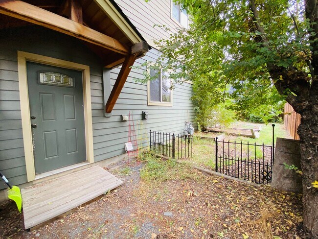 Building Photo - Spacious 3 BR w/ all wood floors and great midtown Bend location