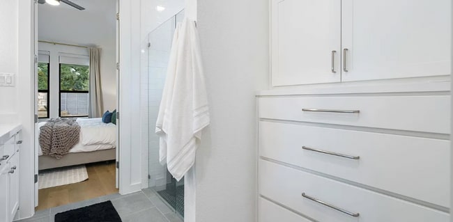 Building Photo - lovely turnkey 3bd fenced in yard