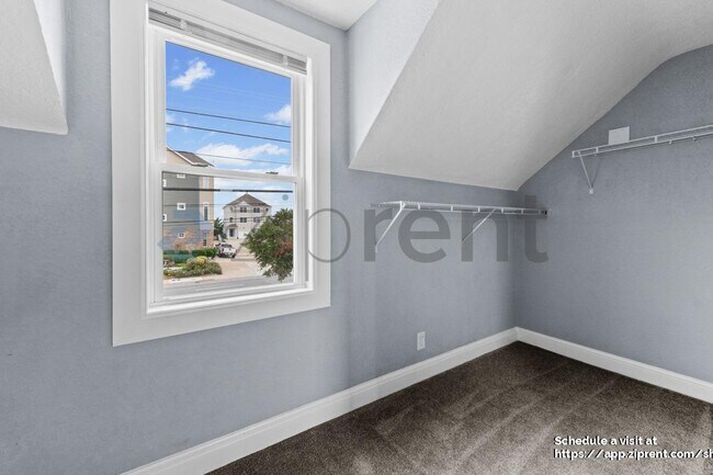 Building Photo - 965 W Ocean View Ave