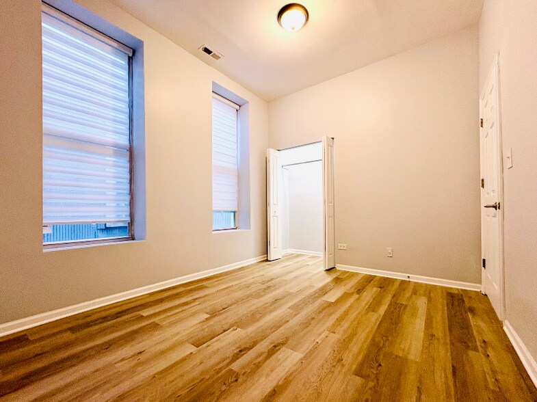 Building Photo - 2657 W North Ave