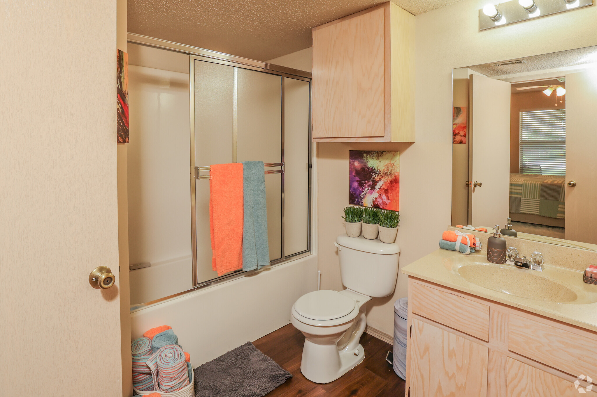 1BR, 1BA - 556 SF - Bathroom - The Greens at Owasso I/II