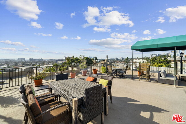 Building Photo - 8550 Holloway Dr