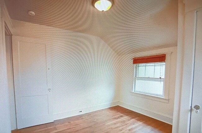 Building Photo - Minutes to Campus / 5 Bedroom / 2 Bathroom