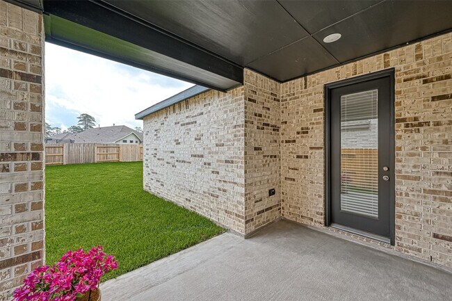 Building Photo - 323 Highland Bayou Dr