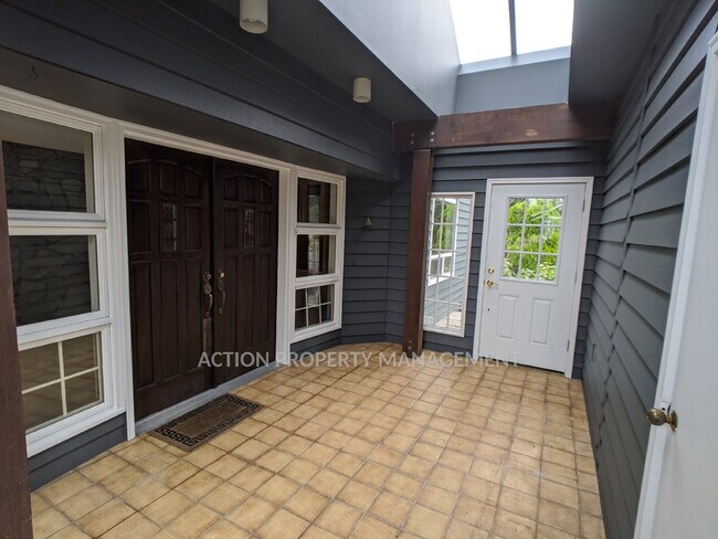 Building Photo - 3 bed 3 bath on 4.8 acres w/ beautiful water view
