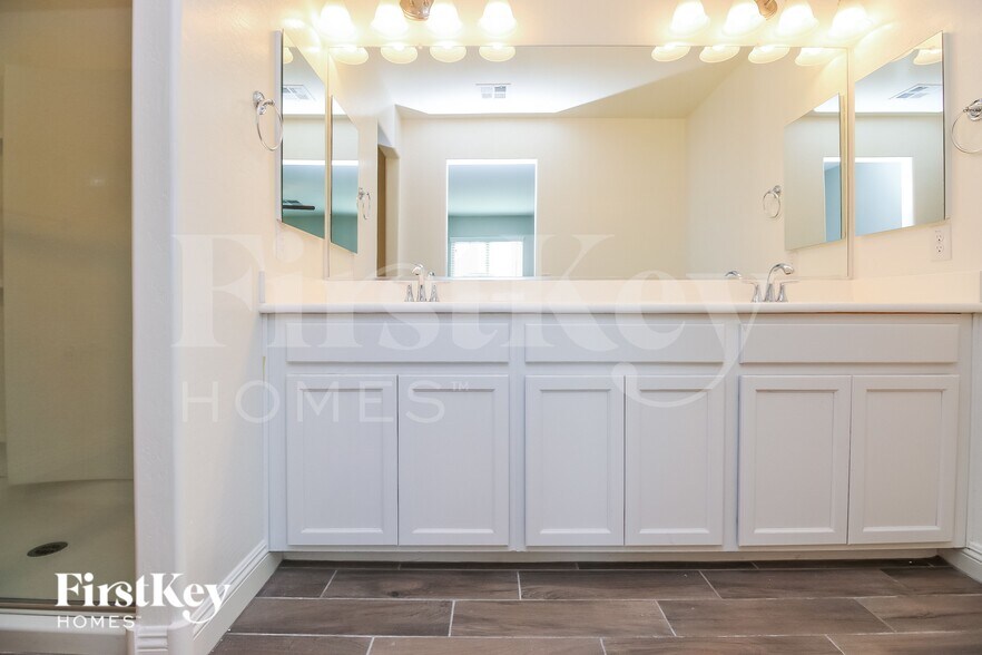 Building Photo - 305 N Sunrise