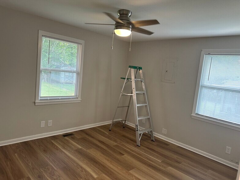 Two large bedrooms - 611 Pennsylvania Anx