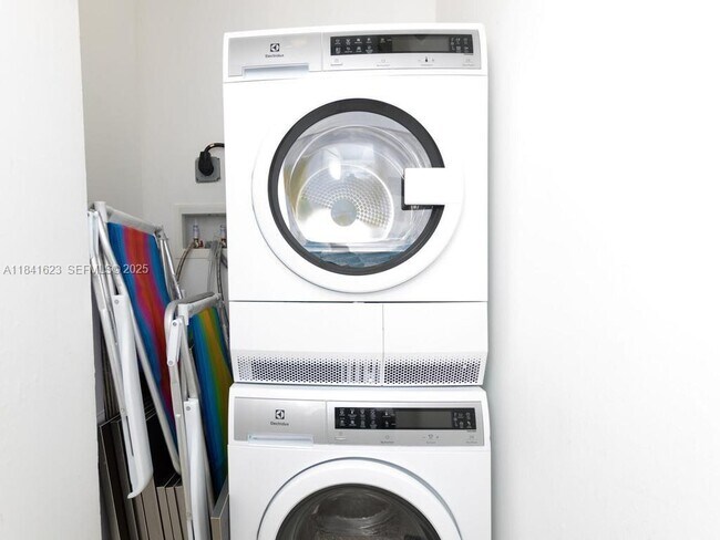 Building Photo - 2301 Collins Ave