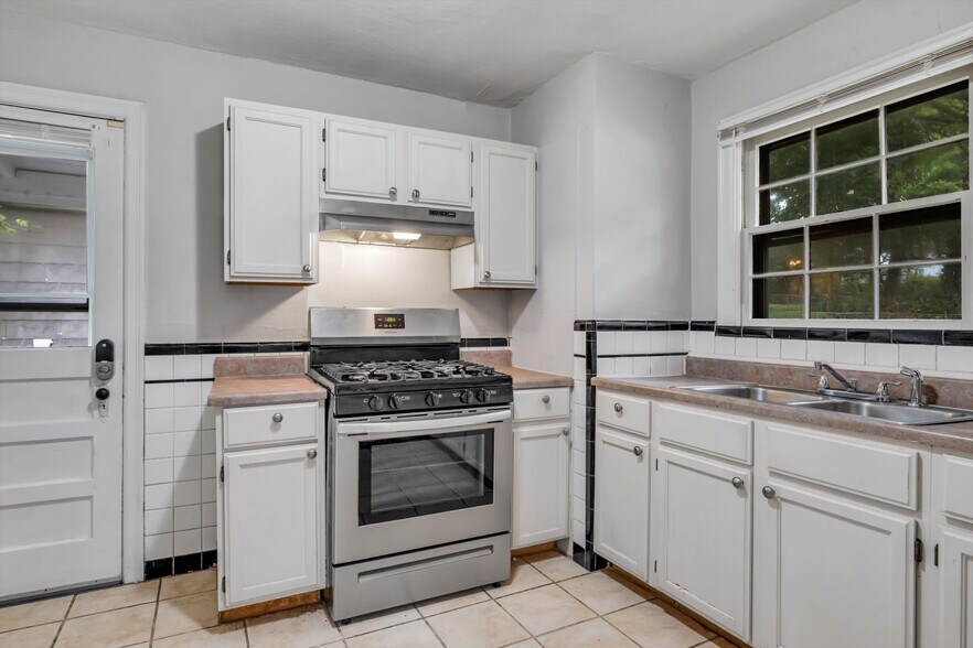 Building Photo - 7120 Roslyn Dr