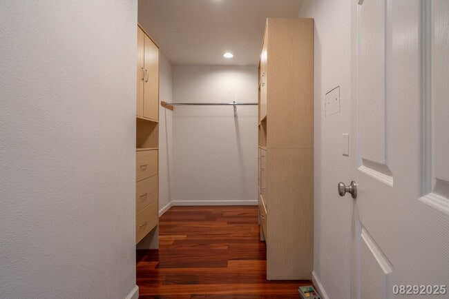 Building Photo - 3 Bedroom 3 Bathroom pet negotiable SFH in...