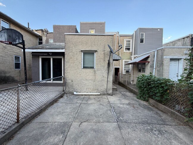 Building Photo - Cute, updated 2BR house coming up for Sept...