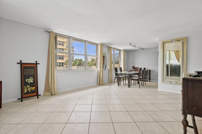 Building Photo - 2121 N Ocean Blvd