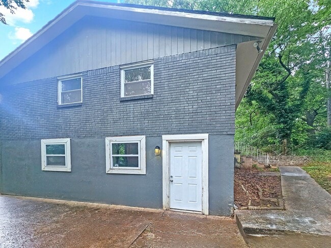 Building Photo - Spacious 4 Bedroom Home Near University Av...