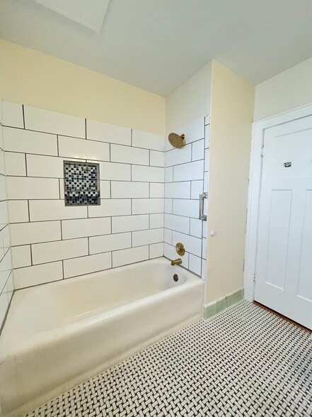 Building Photo - 1109 S 71st St