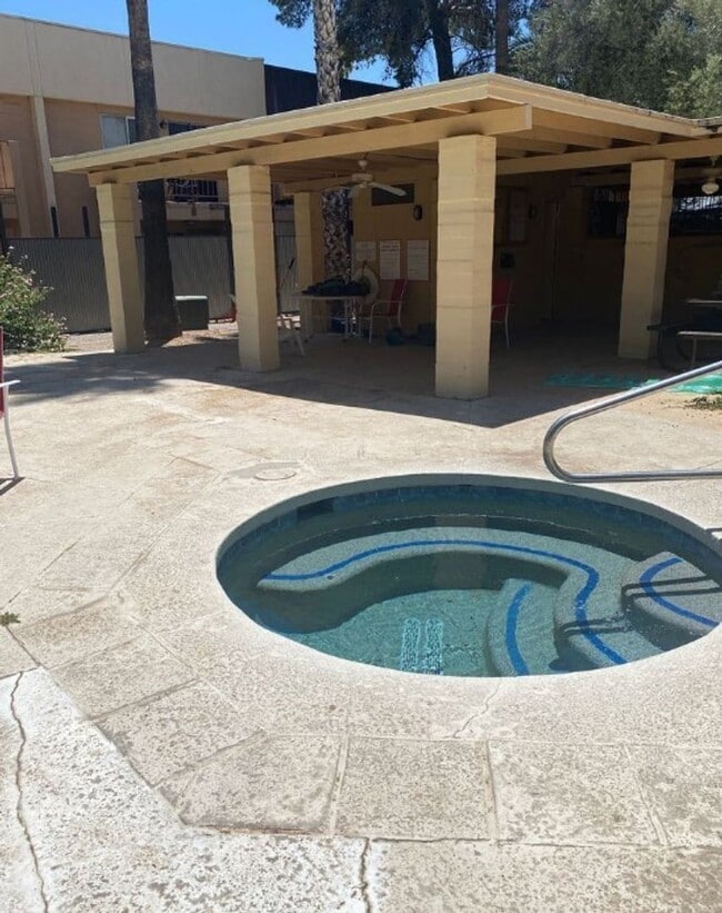 Building Photo - Fully Furnished 2 bedroom